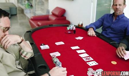Голая телочка на покерном столе дрочит нескольким мужикам одновременно