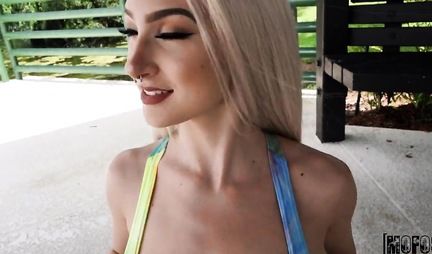 Блондинка в лосинах после йоги согласилась на секс от первого лица
