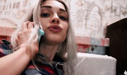 Русская блондинка сделала минет и подставила свою киску для домашнего секса