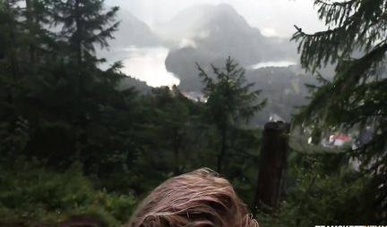 Русская туристка в лесу замутила гиду глубокий минет под сосной и глотнула кончи