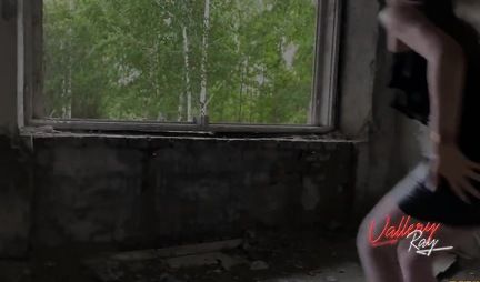 Русская парочка в заброшенном здании встала в позу и сняли домашнее порно