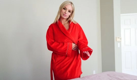 Мамка в красном халате готова сниматься в порнухе от первого...
