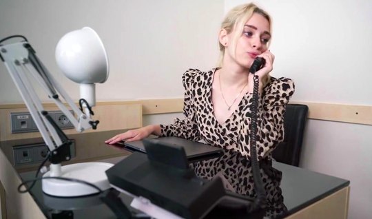 Красавица прямо в офисе подставляет сочную пилотку для любви и секса
