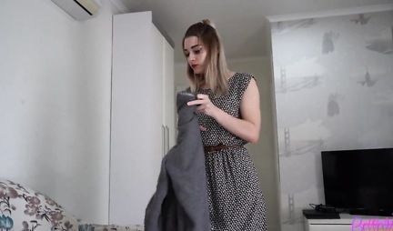 Русская домработница раздвигает ноги в чулках для домашнего порно с парнем