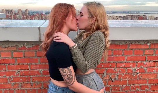 Русские лесбиянки на свежем воздухе расслабляются и получают много оргазма