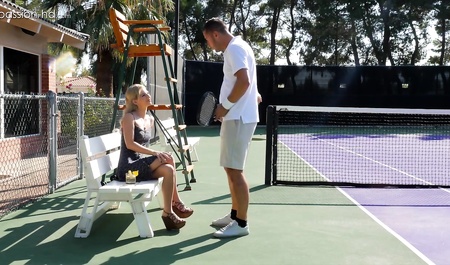 Стройная блондинка шпилится с любовником на скамейке теннисного корта