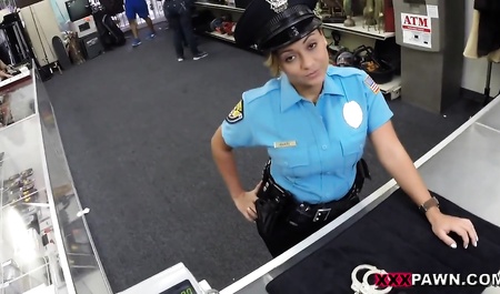 Девушка-полицейский сосет член владельцу магазина