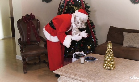 Дед Мороз сношает милфу Никки Капоне большим членом вместо подарка